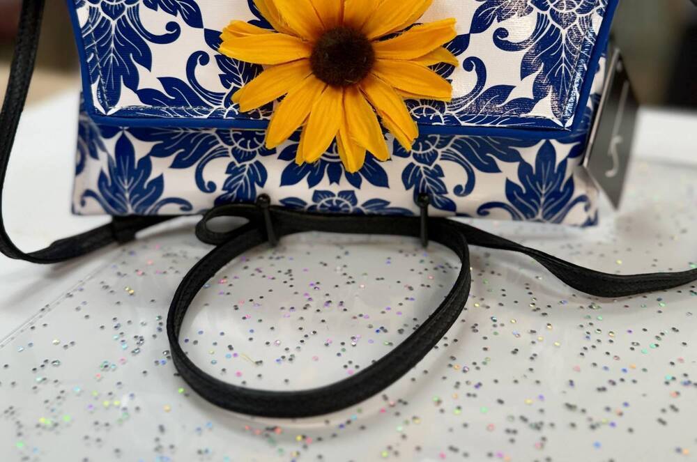 NEW KENT STETSON high tea crossbody clutch bag in sunflower on blue floral